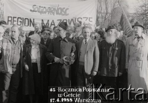 17.04.1988, Warszawa, Polska.
45 rocznica powstania w getcie warszawskim. Manifestacja uczestników obchodów. Od lewej idą Jacek Kuroń, NN, NN, Marek Edelman, NN, Leszek Moczulski.  
Fot. NN, zbiory Ośrodka KARTA, przekazała Maria Lipska, wdowa po Janie Józefie Lipskim