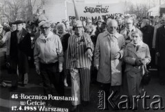 17.04.1988, Warszawa, Polska.
45 rocznica powstania w getcie warszawskim. Manifestacja uczestników obchodów. W czarnym płaszczu Wiktor Dys-Kulerski. 
Fot. NN, zbiory Ośrodka KARTA, przekazała Maria Lipska, wdowa po Janie Józefie Lipskim