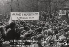 17.04.1988, Warszawa, Polska.
45 rocznica powstania w getcie warszawskim. Uczestnicy obchodów. Na transparencie napis: