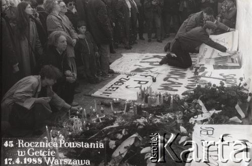 17.04.1988, Warszawa, Polska.
45 rocznica powstania w getcie warszawskim. Uczestnicy obchodów składają pod Pomnikiem Bohaterów Getta kwiaty i transparenty oraz palą świece. 
Fot. NN, zbiory Ośrodka KARTA, przekazała Maria Lipska, wdowa po Janie Józefie Lipskim