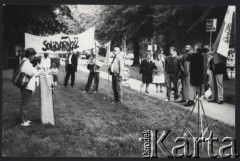 Sierpień 1983/1984, Sztokholm, Szwecja. 
 Demonstracja pod ambasadą polską przy ulicy Karlavägen w rocznicę podpisania porozumień sierpniowych.
 Fot. Katarzyna Sławska, zbiory Ośrodka KARTA, udostępniła Katarzyna Sławska 
   
