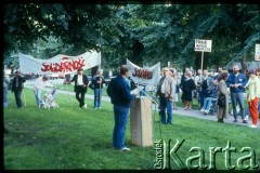 Sierpień 1983/1984, Sztokholm, Szwecja.
 Pikieta pod ambasadą polską przy ulicy Karlavägen w rocznicę podpisania porozumień sierpniowych. Na zdjęciu z prawej strony w dżinsowej kurtce stoi  Marek Michalski. 
 Fot. Katarzyna Sławska, zbiory Ośrodka KARTA, udostępniła Katarzyna Sławska
   
