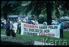 Sierpień 1983/1984, Sztokholm, Szwecja. 
 Demonstracja pod ambasadą polską przy ulicy Karlavägen w rocznicę podpisania porozumień sierpniowych.
 Fot. Katarzyna Sławska, zbiory Ośrodka KARTA, udostępniła Katarzyna Sławska 
   
