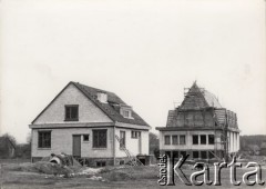 1973, Zbrosza Duża, powiat Grójec, Polska.
Budowa kościoła zainicjowana przez księdza Czesława Sadłowskiego w 1969 r., pozwolenie na budowę uzyskano w roku 1972, prace rozpoczęto 6 marca 1973. Budowa, której patronował kardynał Stefan Wyszyński była w okresie PRL-u symbolem oporu wobec władzy państwowej.
Fot. NN, zbiory Ośrodka KARTA, udostępnił ks. Czesław Sadłowski