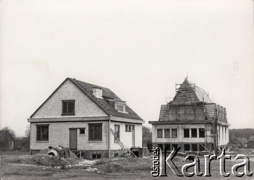 1973, Zbrosza Duża, powiat Grójec, Polska.
Budowa kościoła zainicjowana przez księdza Czesława Sadłowskiego w 1969 r., pozwolenie na budowę uzyskano w roku 1972, prace rozpoczęto 6 marca 1973. Budowa, której patronował kardynał Stefan Wyszyński była w okresie PRL-u symbolem oporu wobec władzy państwowej.
Fot. NN, zbiory Ośrodka KARTA, udostępnił ks. Czesław Sadłowski