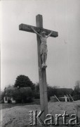 1973, Zbrosza Duża, powiat Grójec, Polska.
Budowa kościoła zainicjowana przez księdza Czesława Sadłowskiego w 1969 r., pozwolenie na budowę uzyskano w roku 1972, prace rozpoczęto 6 marca 1973. Budowa, której patronował kardynał Stefan Wyszyński była w okresie PRL-u symbolem oporu wobec władzy państwowej. Na zdjęciu drewniany krzyż z figurą ukrzyżowanego Chrystusa.
Fot. NN, zbiory Ośrodka KARTA, udostępnił ks. Czesław Sadłowski