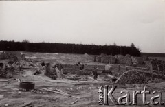 1973, Zbrosza Duża, powiat Grójec, Polska.
Budowa kościoła zainicjowana przez księdza Czesława Sadłowskiego w 1969 r., pozwolenie na budowę uzyskano w roku 1972, prace rozpoczęto 6 marca 1973. Budowa, której patronował kardynał Stefan Wyszyński była w okresie PRL-u symbolem oporu wobec władzy państwowej.
Fot. NN, zbiory Ośrodka KARTA, udostępnił ks. Czesław Sadłowski