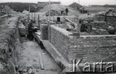 1973, Zbrosza Duża, powiat Grójec, Polska.
Budowa kościoła zainicjowana przez księdza Czesława Sadłowskiego w 1969 r., pozwolenie na budowę uzyskano w roku 1972, prace rozpoczęto 6 marca 1973. Budowa, której patronował kardynał Stefan Wyszyński była w okresie PRL-u symbolem oporu wobec władzy państwowej.
Fot. NN, zbiory Ośrodka KARTA, udostępnił ks. Czesław Sadłowski