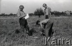 1973, Zbrosza Duża, powiat Grójec, Polska.
Budowa kościoła zainicjowana przez księdza Czesława Sadłowskiego w 1969 r., pozwolenie na budowę uzyskano w roku 1972, prace rozpoczęto 6 marca 1973. Budowa, której patronował kardynał Stefan Wyszyński była w okresie PRL-u symbolem oporu wobec władzy państwowej.
Fot. NN, zbiory Ośrodka KARTA, udostępnił ks. Czesław Sadłowski