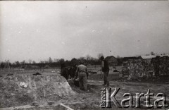 1973, Zbrosza Duża, powiat Grójec, Polska.
Budowa kościoła zainicjowana przez księdza Czesława Sadłowskiego w 1969 r., pozwolenie na budowę uzyskano w roku 1972, prace rozpoczęto 6 marca 1973. Budowa, której patronował kardynał Stefan Wyszyński była w okresie PRL-u symbolem oporu wobec władzy państwowej.
Fot. NN, zbiory Ośrodka KARTA, udostępnił ks. Czesław Sadłowski