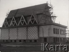 1973, Zbrosza Duża, powiat Grójec, Polska.
Budowa kościoła zainicjowana przez księdza Czesława Sadłowskiego w 1969 r., pozwolenie na budowę uzyskano w roku 1972, prace rozpoczęto 6 marca 1973. Budowa, której patronował kardynał Stefan Wyszyński była w okresie PRL-u symbolem oporu wobec władzy państwowej.
Fot. NN, zbiory Ośrodka KARTA, udostępnił ks. Czesław Sadłowski