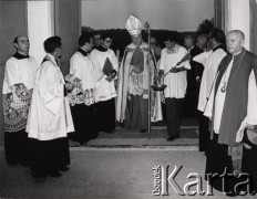 17.08.1974, Zbrosza Duża, powiat Grójec, Polska
Poświęcenie kościoła pod wezwaniem św. Jana Chrzciciela, w środku stoi kardynał Stefan Wyszyński.
Fot. NN, zbiory Ośrodka KARTA, udostępnił ks. Czesław Sadłowski
