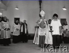 17.08.1974, Zbrosza Duża, powiat Grójec, Polska
Poświęcenie kościoła pod wezwaniem św. Jana Chrzciciela, kardynał Stefan Wyszyński z kropidłem.
Fot. NN, zbiory Ośrodka KARTA, udostępnił ks. Czesław Sadłowski
