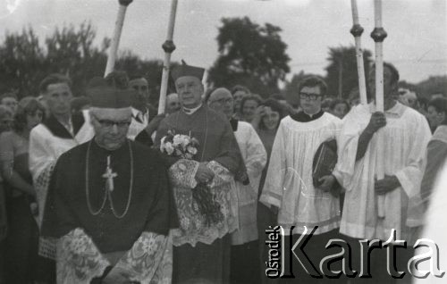 17.08.1974, Zbrosza Duża, powiat Grójec, Polska
Poświęcenie kościoła pod wezwaniem św. Jana Chrzciciela, w środku stoi kardynał Stefan Wyszyński, z lewej biskup sufragan warszawski Jerzy Modzelewski.
Fot. NN, zbiory Ośrodka KARTA, udostępnił ks. Czesław Sadłowski
