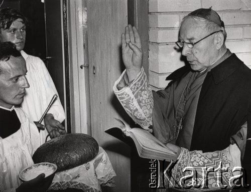 17.08.1974, Zbrosza Duża, powiat Grójec, Polska
Poświęcenie kościoła pod wezwaniem św. Jana Chrzciciela, powitanie chlebem i solą kardynała Stefana Wyszyńskiego.
Fot. NN, zbiory Ośrodka KARTA, udostępnił ks. Czesław Sadłowski
