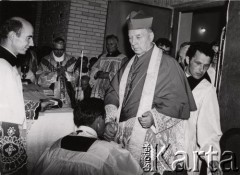 17.08.1974, Zbrosza Duża, powiat Grójec, Polska
Poświęcenie kościoła pod wezwaniem św. Jana Chrzciciela, z prawej stoi kardynał Stefan Wyszyński.
Fot. NN, zbiory Ośrodka KARTA, udostępnił ks. Czesław Sadłowski
