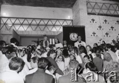 17.08.1974, Zbrosza Duża, powiat Grójec, Polska
Poświęcenie kościoła pod wezwaniem św. Jana Chrzciciela, kardynał Stefan Wyszyński i wierni.
Fot. NN, zbiory Ośrodka KARTA, udostępnił ks. Czesław Sadłowski
