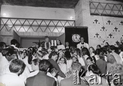 17.08.1974, Zbrosza Duża, powiat Grójec, Polska
Poświęcenie kościoła pod wezwaniem św. Jana Chrzciciela, kardynał Stefan Wyszyński i wierni.
Fot. NN, zbiory Ośrodka KARTA, udostępnił ks. Czesław Sadłowski
