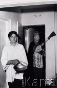 17.08.1974, Zbrosza Duża, powiat Grójec, Polska
Poświęcenie kościoła pod wezwaniem św. Jana Chrzciciela, kardynał Stefan Wyszyński z kropidłem, z lewej stoi ministrant.
Fot. NN, zbiory Ośrodka KARTA, udostępnił ks. Czesław Sadłowski

