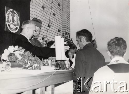 17.08.1974, Zbrosza Duża, powiat Grójec, Polska
Poświęcenie kościoła pod wezwaniem św. Jana Chrzciciela, w środku stoi kardynał Stefan Wyszyński.
Fot. NN, zbiory Ośrodka KARTA, udostępnił ks. Czesław Sadłowski
