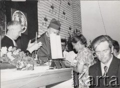 17.08.1974, Zbrosza Duża, powiat Grójec, Polska
Poświęcenie kościoła pod wezwaniem św. Jana Chrzciciela, w środku stoi kardynał Stefan Wyszyński.
Fot. NN, zbiory Ośrodka KARTA, udostępnił ks. Czesław Sadłowski
