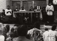 17.08.1974, Zbrosza Duża, powiat Grójec, Polska
Poświęcenie kościoła pod wezwaniem św. Jana Chrzciciela.
Fot. NN, zbiory Ośrodka KARTA, udostępnił ks. Czesław Sadłowski
