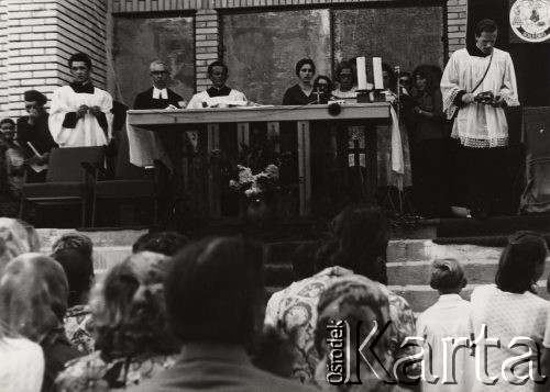 17.08.1974, Zbrosza Duża, powiat Grójec, Polska
Poświęcenie kościoła pod wezwaniem św. Jana Chrzciciela.
Fot. NN, zbiory Ośrodka KARTA, udostępnił ks. Czesław Sadłowski
