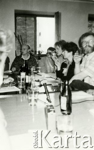 22-23.04.1989, Stalowa Wola, Polska.
I Krajowy Zjazd Prasy Niezależnej NSZZ „Solidarność”. Gazetę Podlaską wydawaną w Regionie Mazowsze reprezentował Tomasz Olko. Druga od lewej (w okularach) siedzi Helena Łuczywo. 
Fot. Tomasz Olko, zbiory Ośrodka KARTA, przekazał Tomasz Olko