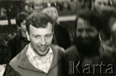 3.05.1984, Siedlce, Polska.
Demonstracja pod pomnikiem Kościuszki w Siedlcach w rocznicę uchwalenia Konstytucji 3-go Maja.
Pierwszy z lewej (bez brody) Marian Jaszczuk. Z brodą - Tomasz Olko. 
Fot. Tomasz lub Andrzej Maciejczyk, zbiory Ośrodka KARTA, przekazał Tomasz Olko



