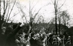 3.05.1984, Siedlce, Polska.
Demonstracja pod pomnikiem Kościuszki w Siedlcach.
Fot. Tomasz Olko, zbiory Ośrodka KARTA, przekazał Tomasz Olko