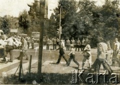 1.05.1983, Siedlce, Polska.
Opozycyjna kontrdemonstracja w Dzień Święta Pracy. Na zdjęciu policjanci obstawiający okolice pomnika Tadeusza Kościuszki i uczestnicy manifestacji.
Fot. NN, zbiory Ośrodka KARTA, przekazał Tomasz Olko