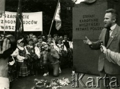 Maj 1989, Warszawa, Polska.
Gabriel Janowski pod pomnikiem kardynała Stefana Wyszyńskiego w czasie kampanii wyborczej do Senatu. 
Fot. NN, zbiory Ośrodka KARTA, przekazał Tomasz Olko  
