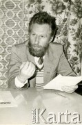 Maj 1989, Siedlce, Polska.
Gabriel Janowski w domu Tomasza Olko, asystentaTadeusza Kłopotowskiego w kampani wyborczej do Senatu. Zdjęcie przygotowane do kampanii wyborczej. 
Fot. NN, zbiory Ośrodka KARTA, przekazał Tomasz Olko
