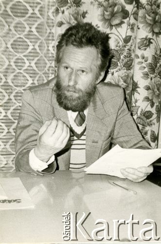 Maj 1989, Siedlce, Polska.
Gabriel Janowski w domu Tomasza Olko, asystentaTadeusza Kłopotowskiego w kampani wyborczej do Senatu. Zdjęcie przygotowane do kampanii wyborczej. 
Fot. NN, zbiory Ośrodka KARTA, przekazał Tomasz Olko