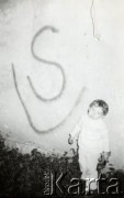 Maj 1988, Siedlce, Polska.
Łukasz Olko, syn Tomasza Olko, pod jednym z napisów wykonanych przez Tomasza Olko na Osiedlu Młynarska.  
Fot. NN, zbiory Ośrodka KARTA, przekazał Tomasz Olko