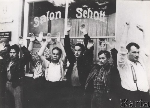 1.09.1939, Wolne Miasto Gdańsk.
Aresztowani Polacy stoją z podniesionymi rękami przed witryną 