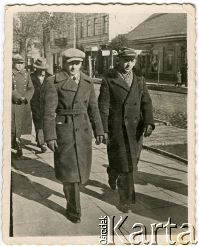 Około 1934, Brześć nad Bugiem, woj. poleskie, Rzeczpospolita Polska.
Eugeniusz Lewicki (z lewej) wraz z kolegą idą ulicą.
Fot. NN, kolekcja Eugeniusza Lewickiego, zbiory Ośrodka KARTA