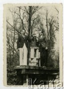 Około 1934, prawdopodobnie Brześć nad Bugiem, woj. poleskie, Rzeczpospolita Polska.
Eugeniusz Lewicki (z prawej) z kolegą podczas spaceru po parku.
Fot. NN, kolekcja Eugeniusza Lewickiego, zbiory Ośrodka KARTA