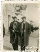 1934, Brześć, woj. poleskie, Rzeczpospolita Polska.
Eugeniusz Lewicki (z prawej) z kolegą na ulicy 3 Maja (obecnie ul. Puszkińska).
Fot. NN, kolekcja Eugeniusza Lewickiego, zbiory Ośrodka KARTA
