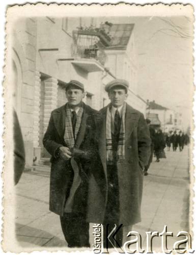 1934, Brześć, woj. poleskie, Rzeczpospolita Polska.
Eugeniusz Lewicki (z prawej) z kolegą na ulicy 3 Maja (obecnie ul. Puszkińska).
Fot. NN, kolekcja Eugeniusza Lewickiego, zbiory Ośrodka KARTA