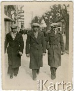 1934, Brześć, woj. poleskie, Rzeczpospolita Polska.
Eugeniusz Lewicki (1. z prawej) w towarzystwie dwóch kolegów na ulicy 3 Maja (obecnie ul. Puszkińska).
Fot. NN, kolekcja Eugeniusza Lewickiego, zbiory Ośrodka KARTA