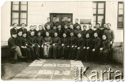 Lata 30., Brześć nad Bugiem, woj. poleskie, Rzeczpospolita Polska.
Uczniowie Średniej Szkoły Technicznej im. Marszałka Józefa Piłsudskiego przed budynkiem placówki. Szkoła powstała w 1923 roku z inicjatywy inżyniera Oktawiusza Nelarda jako Szkoła Średnia Techniczna Kolejowa.
Fot. NN, kolekcja Eugeniusza Lewickiego, zbiory Ośrodka KARTA