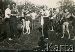 Lata 30., Brześć nad Bugiem, woj. poleskie, Rzeczpospolita Polska. 
Zabawa uczniów Średniej Szkoły Technicznej im. Marszałka Józefa Piłsudskiego w Brześciu. Mężczyźni bawią się, tańcząc w parach przy dźwiękach gitary. Na dalszym planie, 4. od prawej, widoczny Eugeniusz Lewicki. Szkoła powstała w 1923 roku z inicjatywy inżyniera Oktawiusza Nelarda jako Szkoła Średnia Techniczna Kolejowa.
Fot. NN, kolekcja Eugeniusza Lewickiego, zbiory Ośrodka KARTA