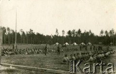 Lata 30., Brześć nad Bugiem, woj. poleskie, Rzeczpospolita Polska.
Teren Garnizonu Brześć. Szkolenie uczniów Średniej Szkoły Technicznej im. Marszałka Józefa Piłsudskiego w ramach hufca Przysposobienia Wojskowego.
Szkoła powstała w 1923 roku z inicjatywy inżyniera Oktawiusza Nelarda jako Szkoła Średnia Techniczna Kolejowa.
Fot. NN, kolekcja Eugeniusza Lewickiego, zbiory Ośrodka KARTA