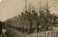 Lata 30., Brześć nad Bugiem, woj. poleskie, Rzeczpospolita Polska.
Członkowie szkolnego hufca Przysposobienia Wojskowego Średniej Szkoły Technicznej im. Marszałka Józefa Piłsudskiego w Brześciu nad Bugiem podczas marszu. 
Fot. NN, kolekcja Eugeniusza Lewickiego, zbiory Ośrodka KARTA