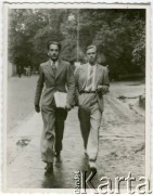 Lata 30., Brześć nad Bugiem, woj. poleskie, Rzeczpospolita Polska.
Eugeniusz Lewicki (z lewej) wraz z kolegą.
Fot. NN, kolekcja Eugeniusza Lewickiego, zbiory Ośrodka KARTA