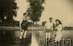 Lata 30., prawdopodobnie Piotrowicze, woj. poleskie, Rzeczpospolita Polska.
Eugeniusz Lewicki (w środku) wraz z koleżanką i kolegą biorą kąpiel w rzece Muchawiec. 
Fot. NN, kolekcja Eugeniusza Lewickiego, zbiory Ośrodka KARTA