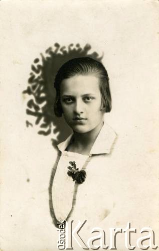 Przed 30.08.1928, Mińsk, Białoruska Socjalistyczna Republika Radziecka.
Portret Teodory (Tosi) Lewickiej, siostry Eugeniusza Lewickiego. Zdjęcie wykonane w zakładzie fotograficznym w Mińsku. Na odwrocie ręcznie wpisana dedykacja z datą 30.08.1928.
Fot. NN, zbiory Ośrodka KARTA.