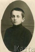 Lata 20., Rzeczpospolita Polska.
Portret Eugeniusza Lewickiego, przyszłego architekta w wieku chłopięcym.
Fot. NN, zbiory Ośrodka KARTA.