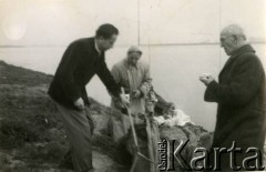 Lata 40.-50., brak miejsca.
Architekt Eugeniusz Lewicki w towarzystwie mężczyzny i kobiety stoi przy brzegu zbiornika wodnego.
Fot. NN, kolekcja Eugeniusza Lewickiego, zbiory Ośrodka KARTA